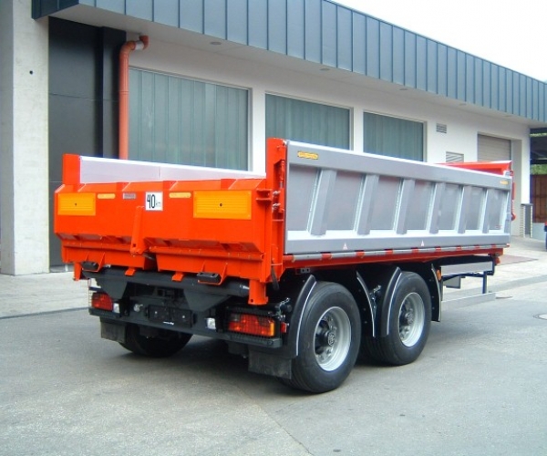 tandem-dreiseiten-kipper-rot-01.JPG